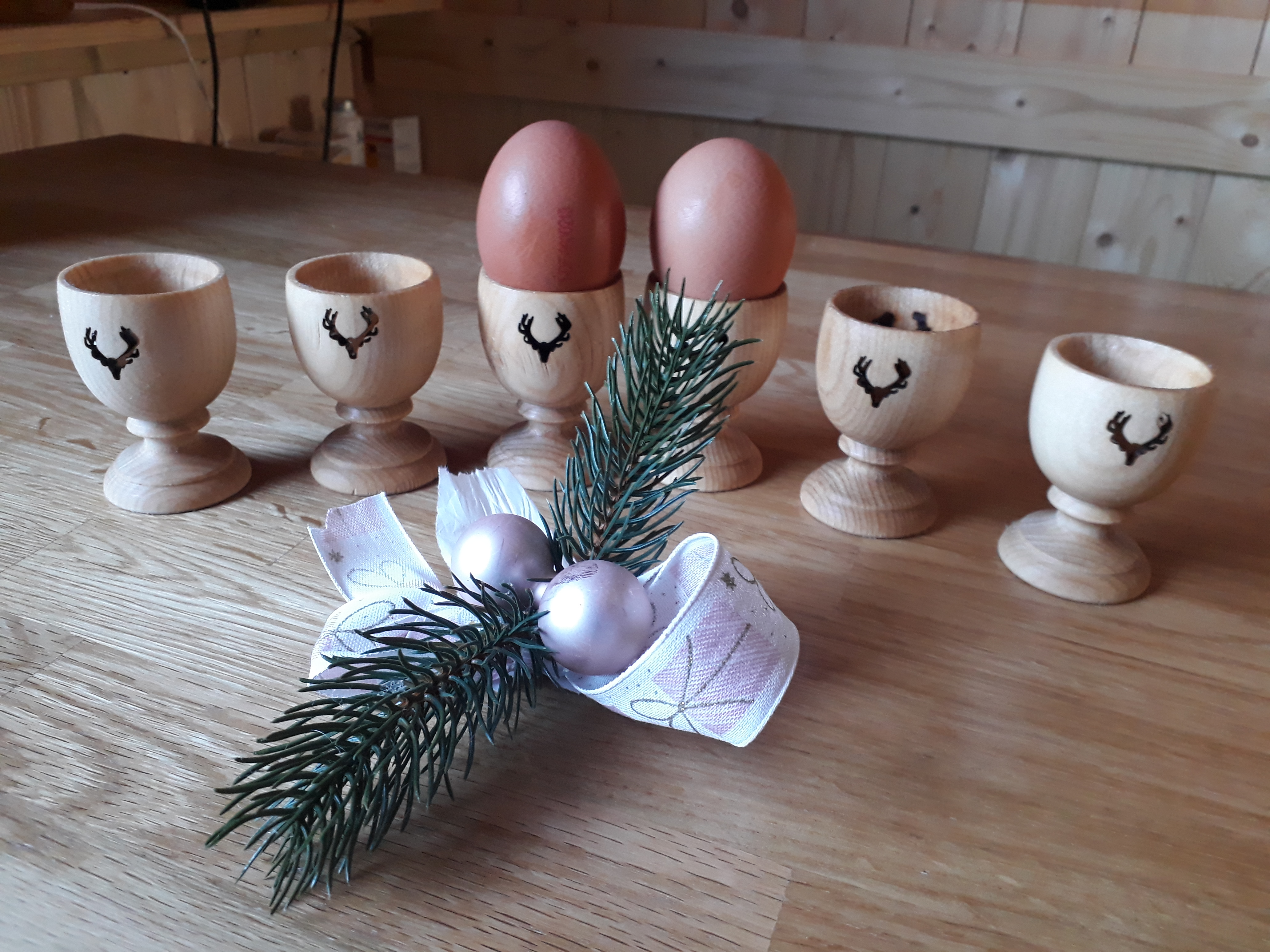 Jagdliche Eierbecher mit Motiv Geweih 4 Stück Holz Eierbecher mit Hirschgeweih 