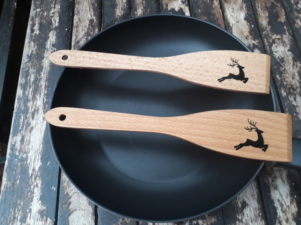 Holz Pfannenwender mit Hirsch Motiv – Laserschnitt: Hirsch, 2er Set