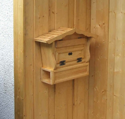 Holzbriefkasten mit Zeitungsfach, Schindeldach , Bay. Holzbriefkasten